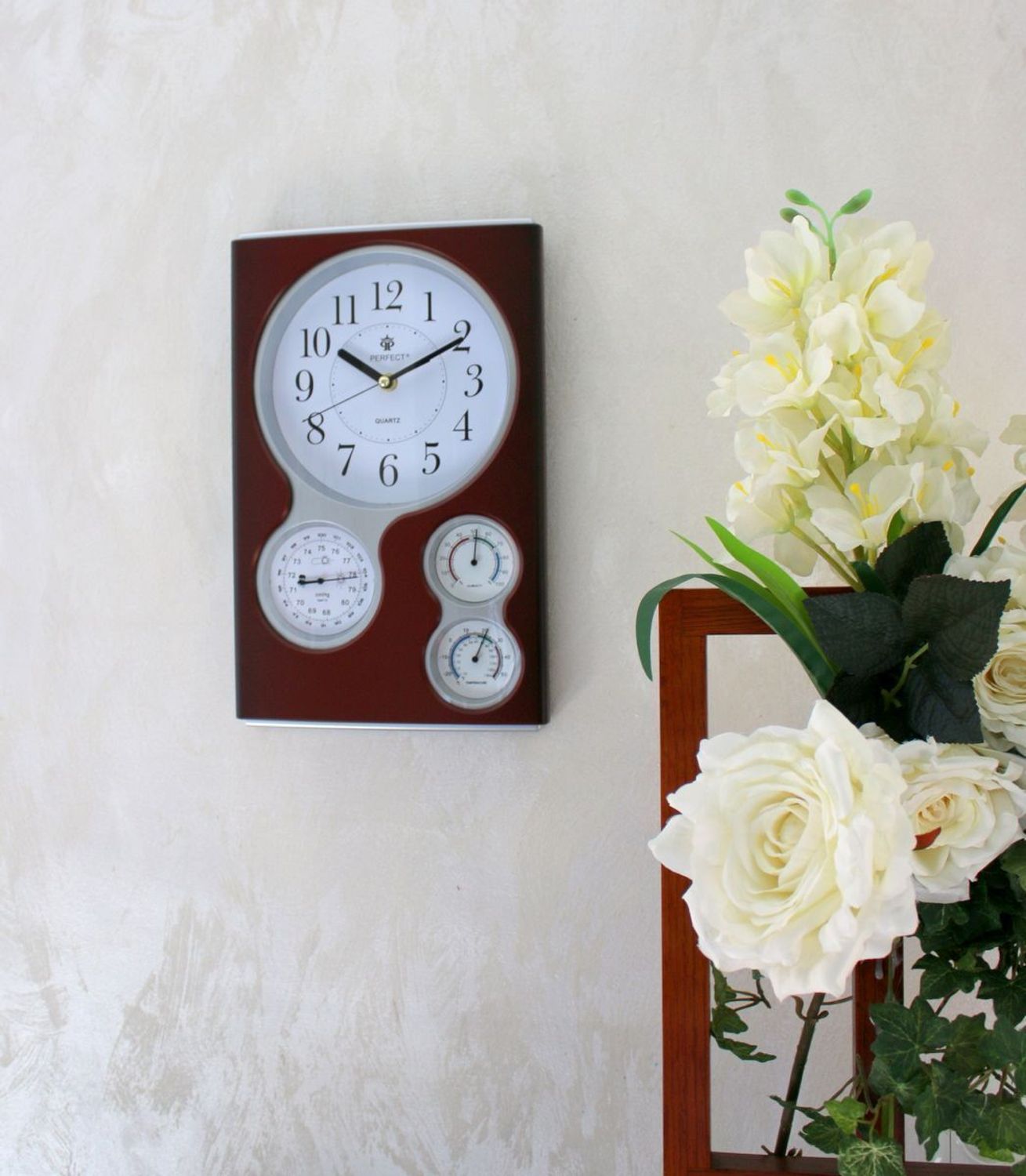 Zegar na ścianę brązowy z termometrem i wilgotnościomierzem Perfect QG17-Brown. Zegar ścienny brązowy z termometrem i wilgotnościomierzem Perfect zegary na ścianę zegary do salonu zegary do biura (2).JPG